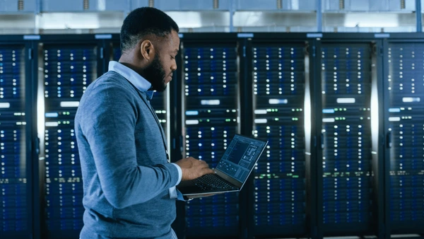 Technicien Dofitek en intervention sur infrastructure réseau