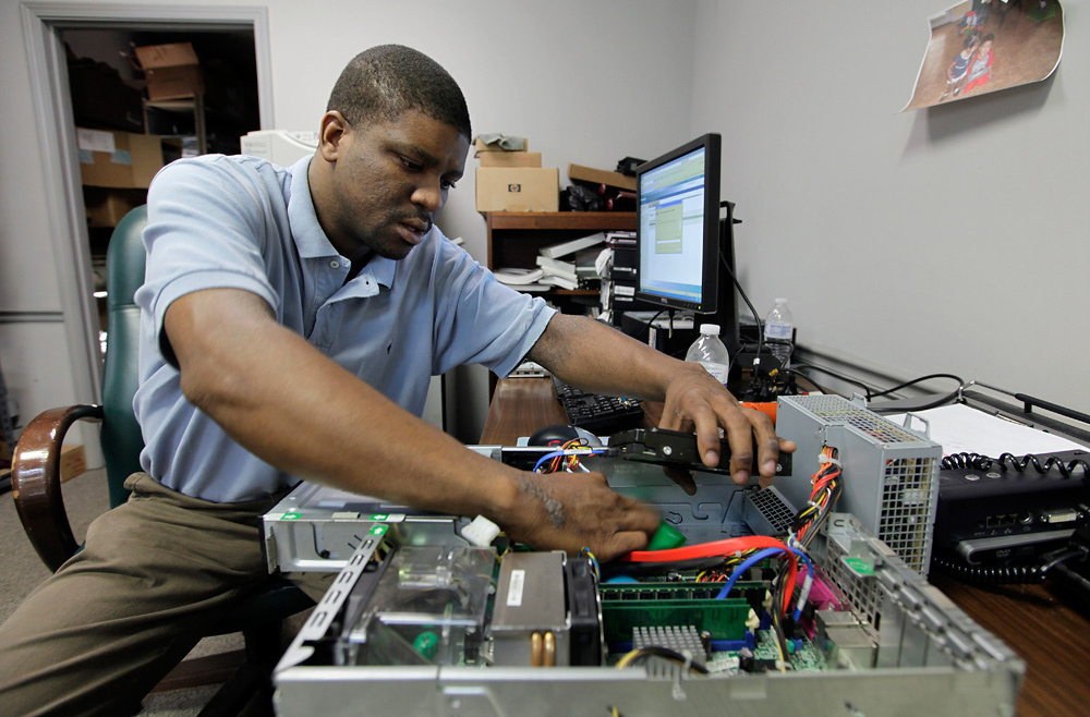 Technicien Dofitek en intervention sur un desktop